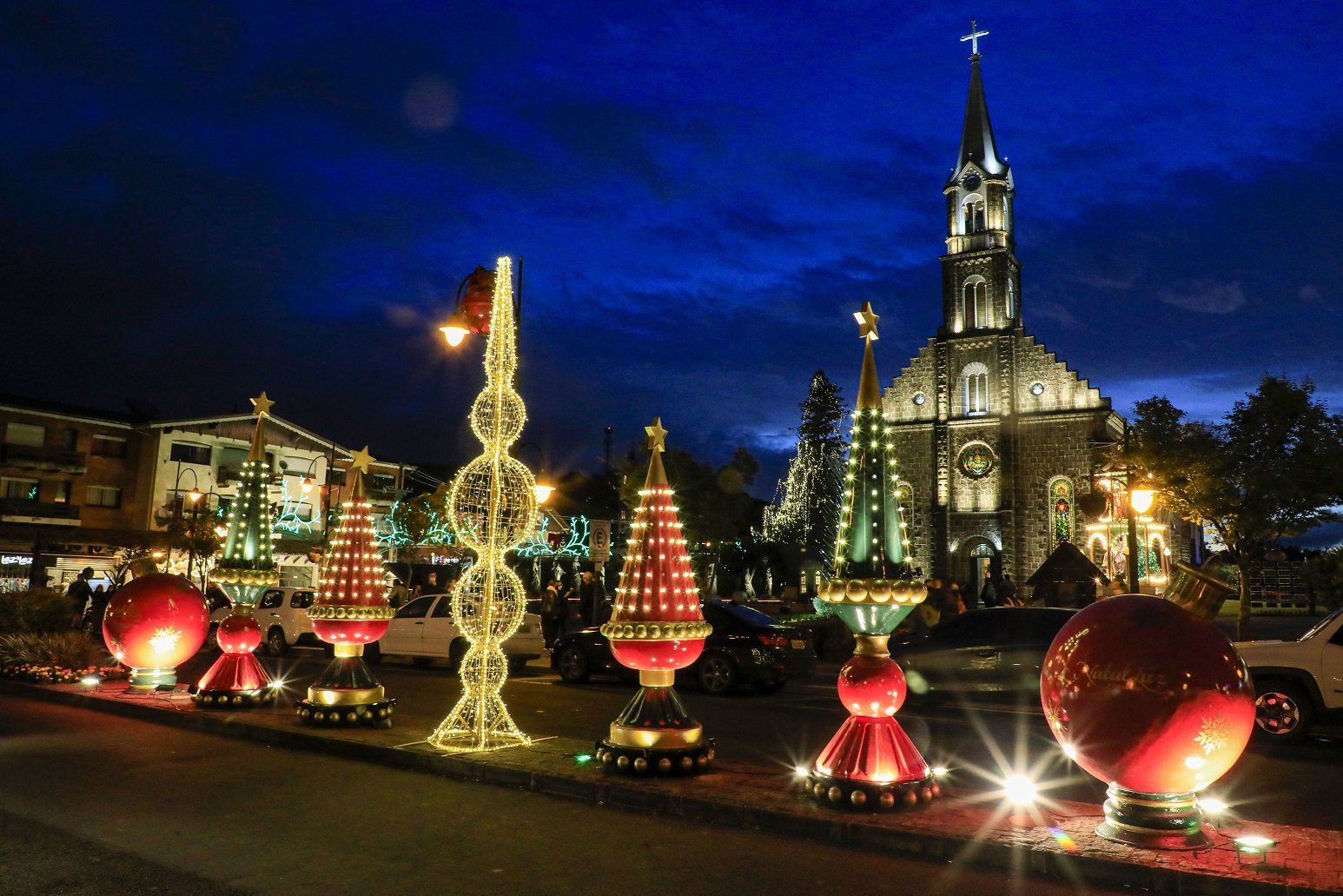 Imagem da Avenida Borges de Medeiros, em frente a Igreja Matriz de São de Pedro, decorada para o Natal Luz. 