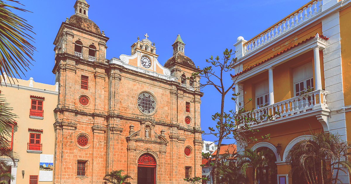 Igreja de pedra e casa colorida em Cartagena na Colômbia